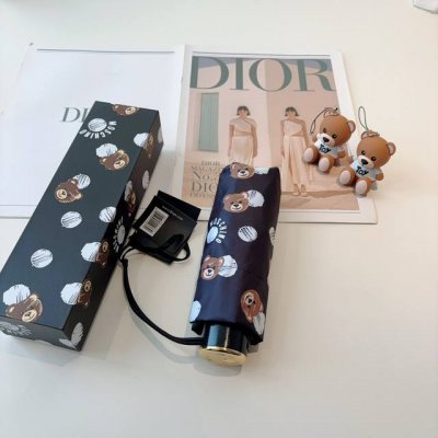 Moschino 莫斯奇诺 五折手开伞设计师Franco Moschino以自己的名字命名的一个意大利品牌 创立于1983年 风格高贵迷人 时尚 可爱又不失优雅
