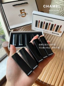专柜品质 惊艳新品 香奈儿炫亮魅力唇膏5号系列太会惹 奔走相告 之前预告的 白色外包装满满的复古风 每支口红上的金色浮雕 5 灵感都是来自香奈儿5号香水的百年传