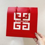 原单品质 纪梵希红丝绒口红散粉2件套高定红丝绒壳拿在手里特别有质感颜色很有复古感～黄皮可涂着也显气色 质地偏丝绒哑光感 高级感很足颜值爆表，全套包装送人必入款！
