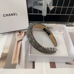 配包装盒 Chanel 香奈儿 最新款小香钻石发箍，超级好看！名媛范儿十足，小仙女必备
