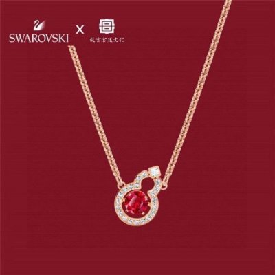 施华洛世奇 新品 Full Blessing 福到新年 项链 葫芦造型 这款华丽悦目的施华洛世奇镀玫瑰金色项链 缀有一个象征好运的中国图案 优雅的葫芦装饰内镶有