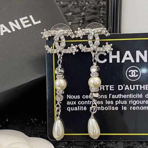 香奈儿耳钉热销款爆上新一致Zp 专柜正品 Chanel22 双C水滴珠流苏耳环 流苏设计，优雅气质 闪闪发亮的水钻珍珠摇曳耳畔 既提升气质又修饰脸型