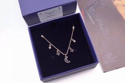 swarovski 玫瑰金单层星月锁骨项链 这款浪漫型格的镀玫瑰金色项链，将迷人的月亮及星星巧妙呈现P以天文为灵感的设计，深浅色的Swarovski仿水晶带有象