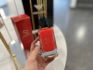 专柜品质 阿玛尼 Sì Passione红色挚爱香水，换上了强烈视觉冲击的阿玛尼红用作瓶身内漆，和线条圆润的黑石瓶盖结合简直完美，一款性感又充满热情的高级香水，