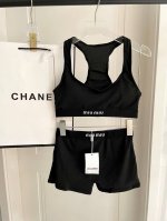 miumiu新款分体泳衣 针织面料 时尚潮流款 适合多种场景的游泳衣♀海边 游泳池 温泉 水上乐园 漂流都可以内搭也完全可以 连体设计遮肉显高挑 腹部有点肉肉也