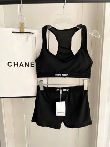 miumiu新款分体泳衣 针织面料 时尚潮流款 适合多种场景的游泳衣♀海边 游泳池 温泉 水上乐园 漂流都可以内搭也完全可以 连体设计遮肉显高挑 腹部有点肉肉也