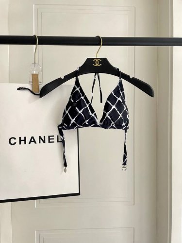 Chanel新款比基尼泳衣适合多种场景的游泳衣♀海边 游泳池 温泉 水上乐园 漂流都可以内搭外穿也完全可以 面料：透气舒适。速干弹性的游泳衣更加帖肤易清洗 码数
