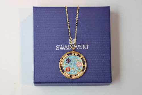 Swarovski 花卉圆盘项链 祝 祈愿新年万事吉祥如意、福禄临门。 施华洛世奇推出大吉葫芦花瓶和宝相花造型系列产品，融合东西方经典美学及精湛制作工艺。