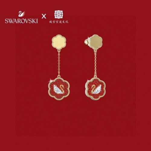swarovski 花开耀吉 红色花卉天鹅耳环 这款精致的耳环采用花卉图形设计，其灵感源自传统大吉葫芦瓶瓶身的华美装饰，红色密镶仿水晶散发着明亮的光泽p一款雅致