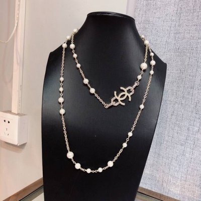 现货 小香 四季百搭 Chanel 奢侈 珍珠 长链 毛衣链 原单狠货 进出专柜无压力代购级别 香奈儿经典款珍珠毛衣链，美呀，绝对是长链入门必备款，推荐指数5星