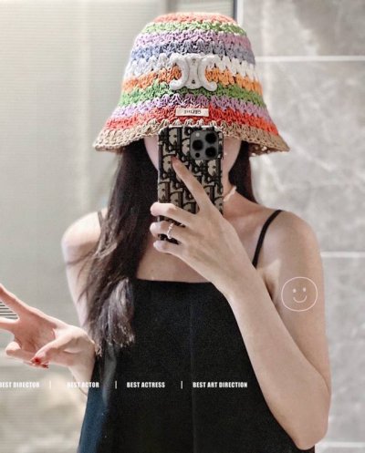 特 配防尘袋 Celine赛琳 2025新款泫雅风彩虹编织桶帽渔夫帽，度假款超好搭配，赶紧入手！