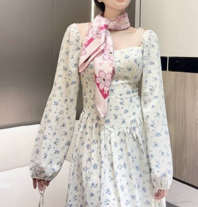 Lv X Tm Monogram Cherry Blossom 18Mm顶级真丝双面同色丝巾 本款桑蚕丝方巾以潮流笔触演绎路易威登 X村上隆复刻系列的欢快气息，