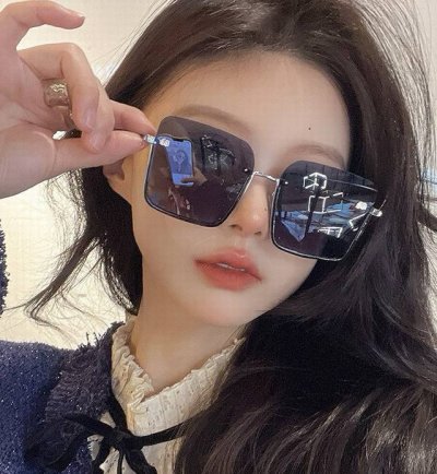 Miumiu偏光 新款时尚高雅墨镜女士 太阳镜打造沉稳架势 经典的版型与全新的创意相结不经意间放射出超卓非凡的奢华品味 型号 M5680