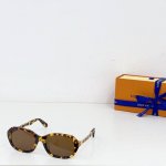 Louis Vuitto* model Z2649U size: 55口20-140