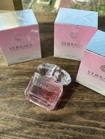 专柜品质 90Ml 范思哲这瓶香水真的好适合春天呀！就是香香甜甜的美少女味道~在花果香中算是少有的特别了！我愿称之为撩人香！甜美中带有一丝纯欲！活泼动人，喷上就