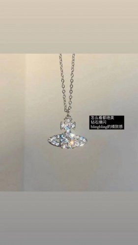 西太后 Vivienne 镶钻别针土星项链 闭眼准入没错！纯王粹冠球经是典的象征，闪土耀星环勾未勒来波光转流间，开启一场未与来的崭新际遇！我采们用特定华施洛珍珠