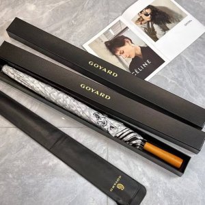 goyard戈雅 长伞 专柜夏季新款 原版包装+防尘皮套 高端木质手柄 贴合手掌更舒适火爆时尚单品，超轻铝合金伞骨，无论伞面还是伞骨都选用更加轻盈的材质，最新涂