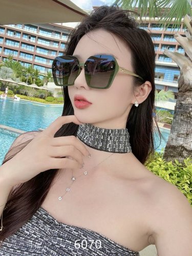 gucci 偏光系列 2025新款偏光太阳镜 款式多 。 经典的方框设计，不挑脸型，无论搭配大衣还是连衣裙都非常显气质 偏光镜片预防紫外线配6070