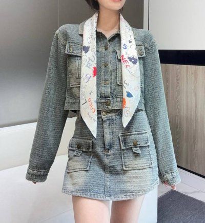 撒狗粮系列！！Love,真情永在！ 一条印有Chanel小姐的爱物与品牌的字母Logo交织图案巧妙搭配，爱藏于深处，尽显趣致设计！这款方巾采用18Mm原单面料！