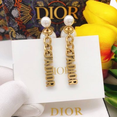 编号Ded0059 dior 原单新品 Jadior流苏字母珍珠耳钉 高端品质 专柜1:1开模 专柜原版同黄铜材质 高级925银针防过敏处理 Cnc工艺 每个细