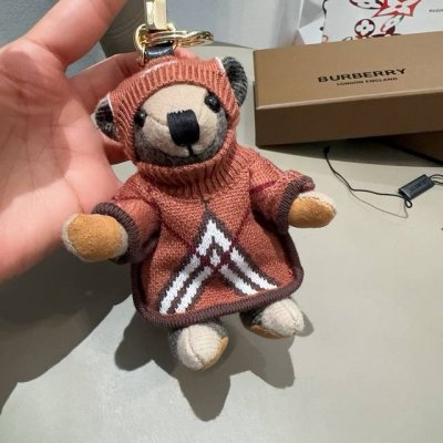 Burberry代工厂p小熊挂件 巴宝莉毛衣泰迪熊钥匙扣包饰挂件 温柔到心里 准备已久 精致自留 内部填充物与专柜一致 手感真的很赞 五金扣全部采用电镀工艺 小