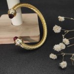 David Yurman 7Mm金色镶嵌石红钻头手镯 建议适合佩戴的手围16-20Cm 编号Dysz-122