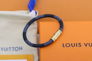 热销款推荐 Lv 金边蓝黑棋盘情侣款手绳 Louis Vuitton路易威登 经典老花情侣皮绳 情侣款、由帆布色皮革裁制而成，Lv刻纹适合搭配手镯手表出门搭配非