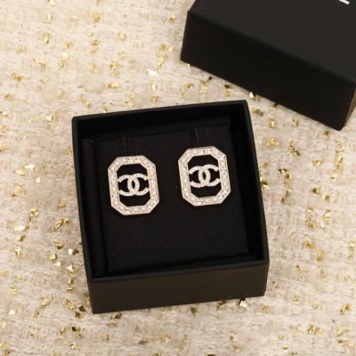 208798 我们出品 Zp9230,量大咨询客Fu Ch Nel23B双C耳钉 每期必入的经典双C，一致Zp黄铜材质珠宝级别抛光施华洛钻，颗颗施华洛水晶点缀，
