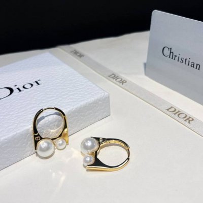 dior 大小珍珠耳环 这个设计无敌了很帅气！大小施华洛珍珠，集合经典，时尚，创新于一身的集合体，必须入做工完美细腻，字母的那种棱角感，立体分明，细节动人，全部