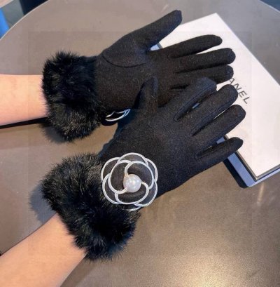 Chanel 香奈儿秋冬懒兔毛羊毛手套值得对比同款不同品质，秒杀市场差产品，羊毛十懒兔毛内里加绒 经典不过时款.喜欢可以入手了，这种品质的今年用了明年还能用 配