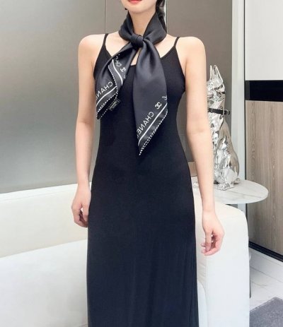 大爆款- size 90.X90Cm 100%斜纹真丝 精致重手工卷边 时尚不撞款 多造型实用性 既能做头巾 抹胸 围巾 也可系于腰间点缀 给爱包增加装饰 别有