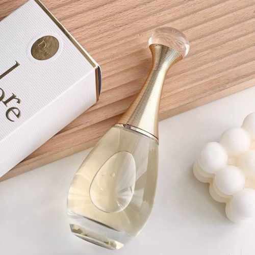 专柜品质 dior 迪奥 真我淡香水 迪奥真我淡香水最突出的就是果香与白花香 开场清新的柑橘气息唤醒感官 清新通透的橙花散发清香 与茉莉的入场衔接得很好 满溢出