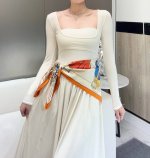 鞍上世界”90方巾-18Mm双面同色 手工卷边斜纹真丝方巾 100%桑蚕丝 这款爱马仕的经典单品展现强大而迷人的女性魅力精髓。此90方巾推陈出新，诠释无限的情感