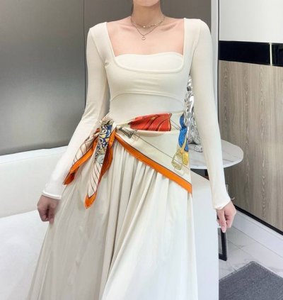 鞍上世界”90方巾-18Mm双面同色 手工卷边斜纹真丝方巾 100%桑蚕丝 这款爱马仕的经典单品展现强大而迷人的女性魅力精髓。此90方巾推陈出新，诠释无限的情感