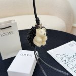 新品三色现货 罗意威Loewe 毛毡和牛皮革刺猬挂饰挂件 毛毡造型挂饰，饰有牛皮革环带和Anagram骰子。 采用进口小牛皮 可挂于包包，其萌趣、可爱的造型，让