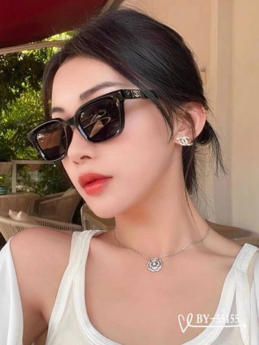Burberry-巴宝莉 . 宝丽来树脂偏光镜片 . Tr镜架轻便佩戴舒适 . Size：61-15-150 . 新款太阳镜明星同款，减轻强光负担，遮挡有害光线