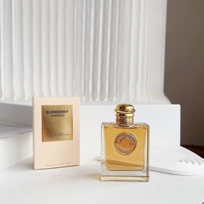 专柜品质 巴宝莉新款Burberry女神香 Burberry女神香是一款适合职场大女主的开运香，它的包装干净利落又非常高级，给人一种从容不迫的感觉。这款香水的独