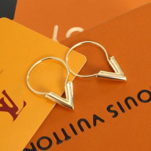 精工版本 路易威登耳钉 秉承精湛匠艺，以锻造耀目 Lv Twig 抛光色泽成就经典 Lv 字母的自然化身，流露品牌格调。明星同款 经典百搭