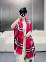 巴宝莉正装系列货 专供旗舰店的Vip 顶级苏格兰进口山羊绒 无比的高贵优雅 知性的款式 简洁大气的设计 绝对的不是花里胡哨的款式 戒指绒产品可以说是围巾里面最高