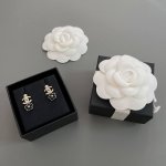 我们出品 香小茶花耳钉 ，这个设计非常赞，经典双C加上黑珐琅花朵的设计，Z一致施华洛水钻，小米珠！背面五金细节都是雕刻出来手拉丝纹路，具百搭很日常的一款，耳朵上