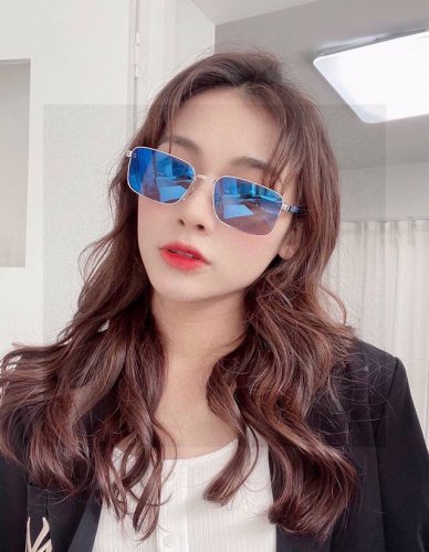 古奇Gucci 原单品质男女同款偏光太阳镜 材质：高清宝丽来偏光镜片、板材印字Logo镜腿。小框精致太阳镜看细节就知道大师手工制作设计，做工精致，高端大气，适合