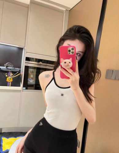 新款香奈儿泳衣 简简单单的一眼就爱上了 香奶奶本季最该买的单品之一 小香吊带泳衣 单品搭配休闲时尚穿搭 面料 针织 颜色 黑 白 码数Sml Xl