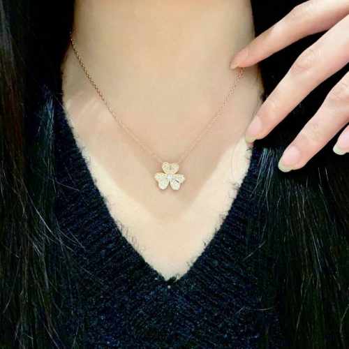 vancleefar批Els 花朵 Alhambra吊坠雾里看花 其设计独特，隽永典雅 项链百搭 经典 这款四叶草项链被称为人间白富美的一个必入款式，一定要入！