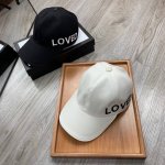 ￥ P80。G家。双侧刺绣-Loved 超A品质 最新款！时尚潮流，高端做工！每一个帽子都是用心之作！牛津材质！头层牛皮！配盒子、防尘袋、卡片！非一般的品质，细