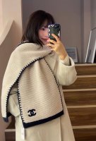 上新香奈儿专柜新款 小香 美翻了 ，御用殿堂级极品新款专柜在售 进口纯羊绒时尚绣花针织毛线围巾披肩美丽至极 真的 上身极为衬肤色 百搭 好看不好看自己看吧 围巾