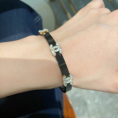 新款香奈儿Chanel碳黑手镯超重工Bling Bling，颜色搭配得非常好高级感 女神气质高端 精钢材质不过敏不褪色。一比一精美工艺，经典至极的魅物，性价比高
