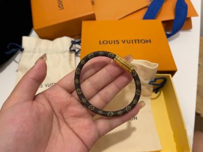 热销款推荐 Lv 金边棕色老花情侣款手绳 Louis Vuitton路易威登 经典老花情侣皮绳 情侣款、由帆布色皮革裁制而成，Lv刻纹适合搭配手镯手表出门搭配非