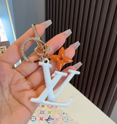 lv钥匙扣珐琅工艺Lv字母挂件 Pop Flower包和钥匙扣的魅力非常适合为皮革配饰增添标志性的色彩，其特点是金色金属钩环，点缀着充满活力的Lv首字母和会标花