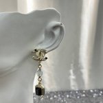 香奈儿耳钉热销款爆上新一致Zp,专柜正品 Chanel22 复古长吊坠宝石耳环耳钉 巴洛克复古风，小巧但很精致 很贵族的感觉