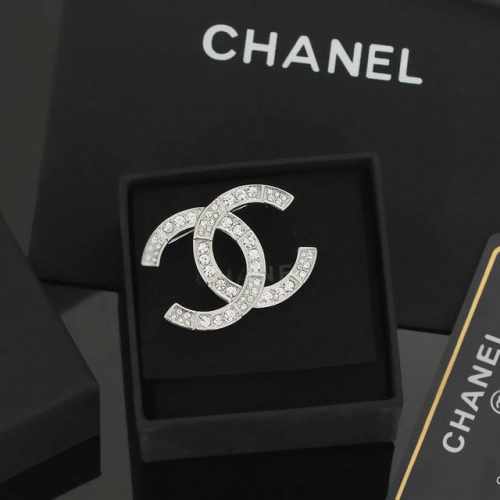 小香 Chanel 火爆 胸针 最高代购级别 最具味道的满钻胸针Brooch 实物赞爆了 随便你想别哪里 别外套，西装，鞋子，领口，帽子 你能想象得到 它都能给